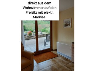 Wohnzimmer mit Flügeltüren zum Freisitz/Garten