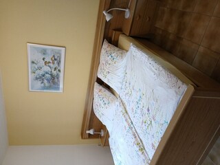 Schlafzimmer mit Flügeltüren zum Freisitz