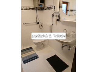 Zusätzliche Toilette mit Waschgelegenheit