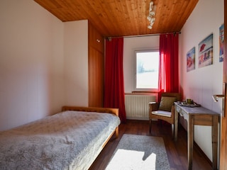 Schlafzimmer mit Bett 1,20 m