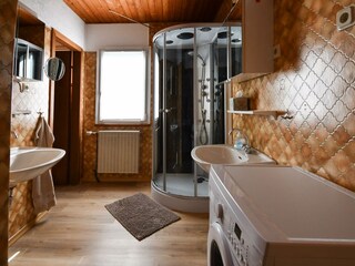 Bad mit Dusche und separatem WC