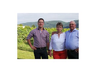 Familie Genetsch im hauseigenem Garten Wein- und G