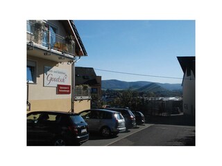 Straße zu Wein- und Gästehaus Genetsch