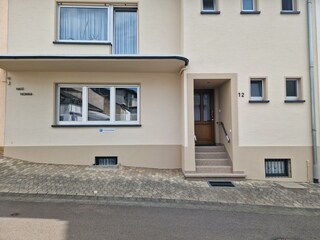 Haupteingang mit Parkplatz