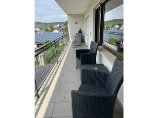 Balkon mit Sitzecke und Liege