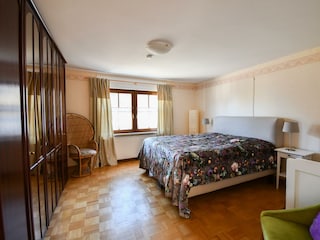 Schlafzimmer 2 mit Kinderbett