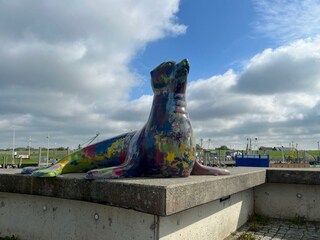 Von Kindern gestaltete Robbe am Nationalpark-Haus