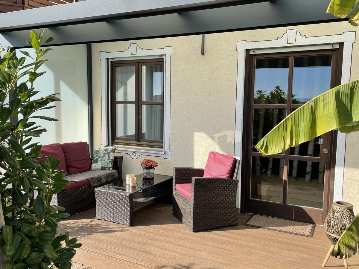 überdachte Terrasse mit dimmbarer Beleuchtung