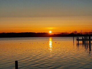 Sonnenuntergang auf dem Wassergrundstück