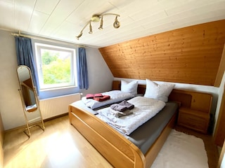 1. Schlafzimmer mit großer Schrankwand