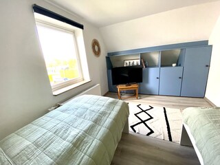 2. Schlafzimmer mit großen Bildschirm