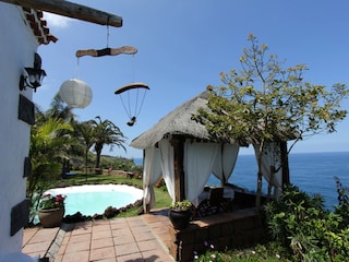 Blick auf den Pool bis hin zum Garten