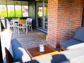 Veranda mit Esstisch und Lounge