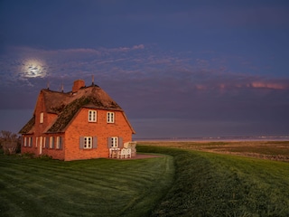 Reethuus bei Sonnenaufgang (lings am Himmel der Mond)