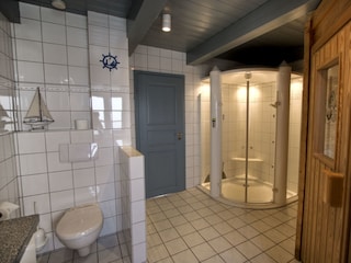 Bad mit Duschtempel un Sauna