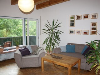 Wohnzimmer mit Schlafcouch und Sessel