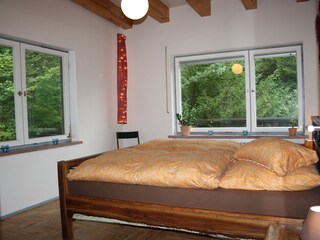 Schlafzimmer mit großem Doppelbett