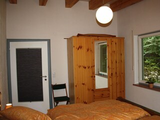 geräumiger Kleiderschrank, Tür mit Verdunkelungsplissee