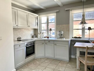 Moderne und voll ausgestattete helle Küche