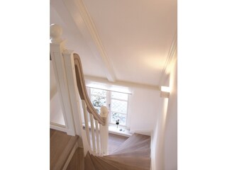 Der helle Treeppenaufgang