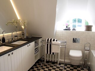 Das Dusch und Wannenbad im Obergeschoss