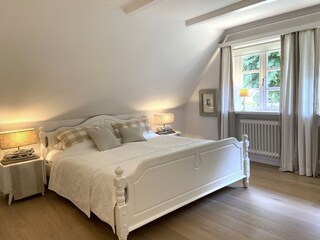 Das großzügige Elternschlafzimmer