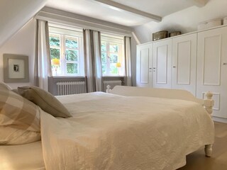 weiter Aufnahme mit den schönen Einbauschränken