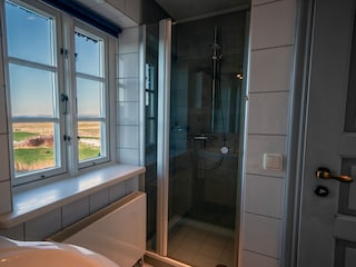 Badezimmer, Fensterblick nach Föhr