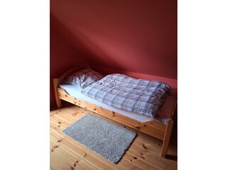 Einzelbett im Schlafbereich