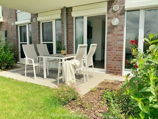 große Terrasse mit Deichblick