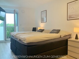 Schlafzimmer mit zusätzlichem Fernseher