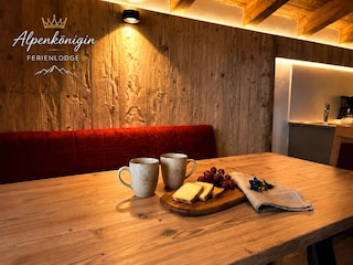 Gemütlicher Esstisch Ferienlodge Alpenkönigin