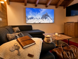 Gemütliches Wohnzimmer in der Ferienlodge Alpenkönigin im Stubaital.