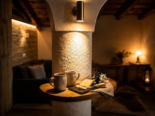 Gemütliches Wohnzimmer mit Abendstimmung – Ferienlodge Alpenkönigin im Stubaital