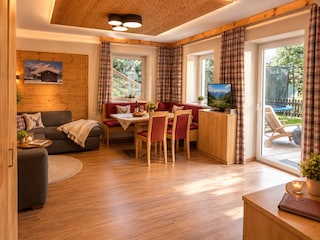 Gemütliches alpines Chalet-Wohnzimmer