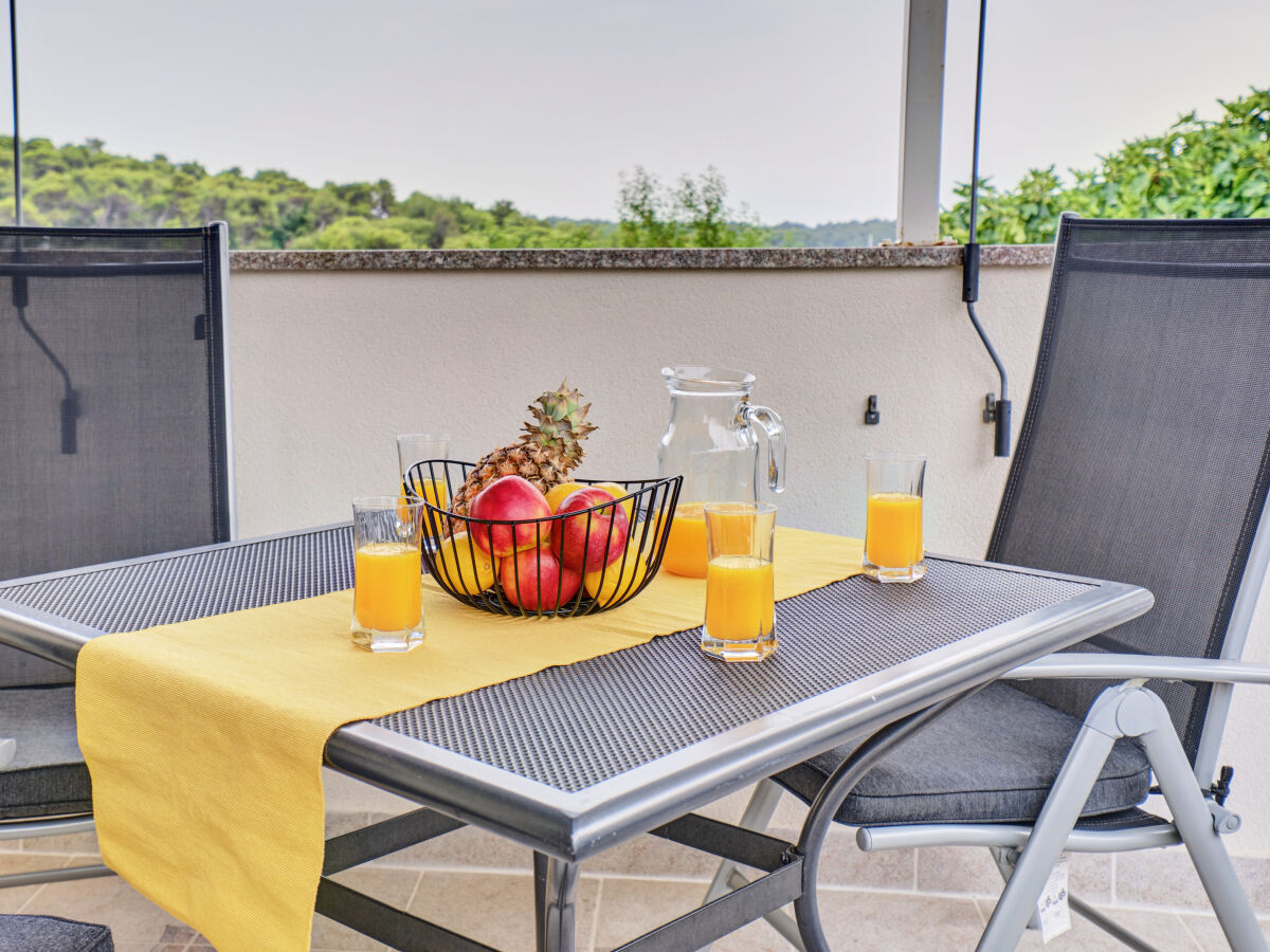 Angenehme Terrasse mit Meerblick