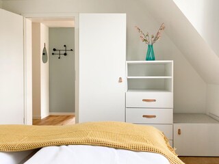 Kleiderschrank und Verdunkelungsmöglichkeit