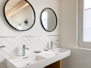 Helles Bad mit  2 Fenstern