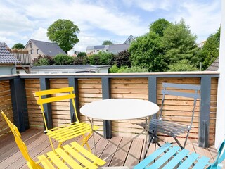 Dachterrasse mit Gartenmöbeln und Sonnenliegen