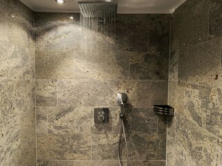 Dusche mit Kopfbrause