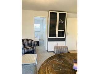 Wohnzimmer mit Blick zum Schlafzimmer