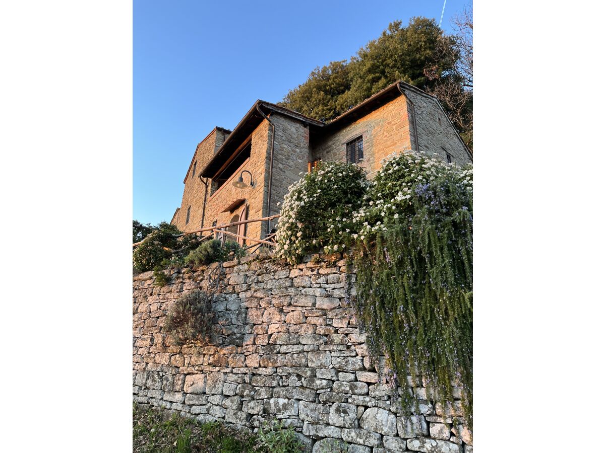 Haus und alte Steinmauer