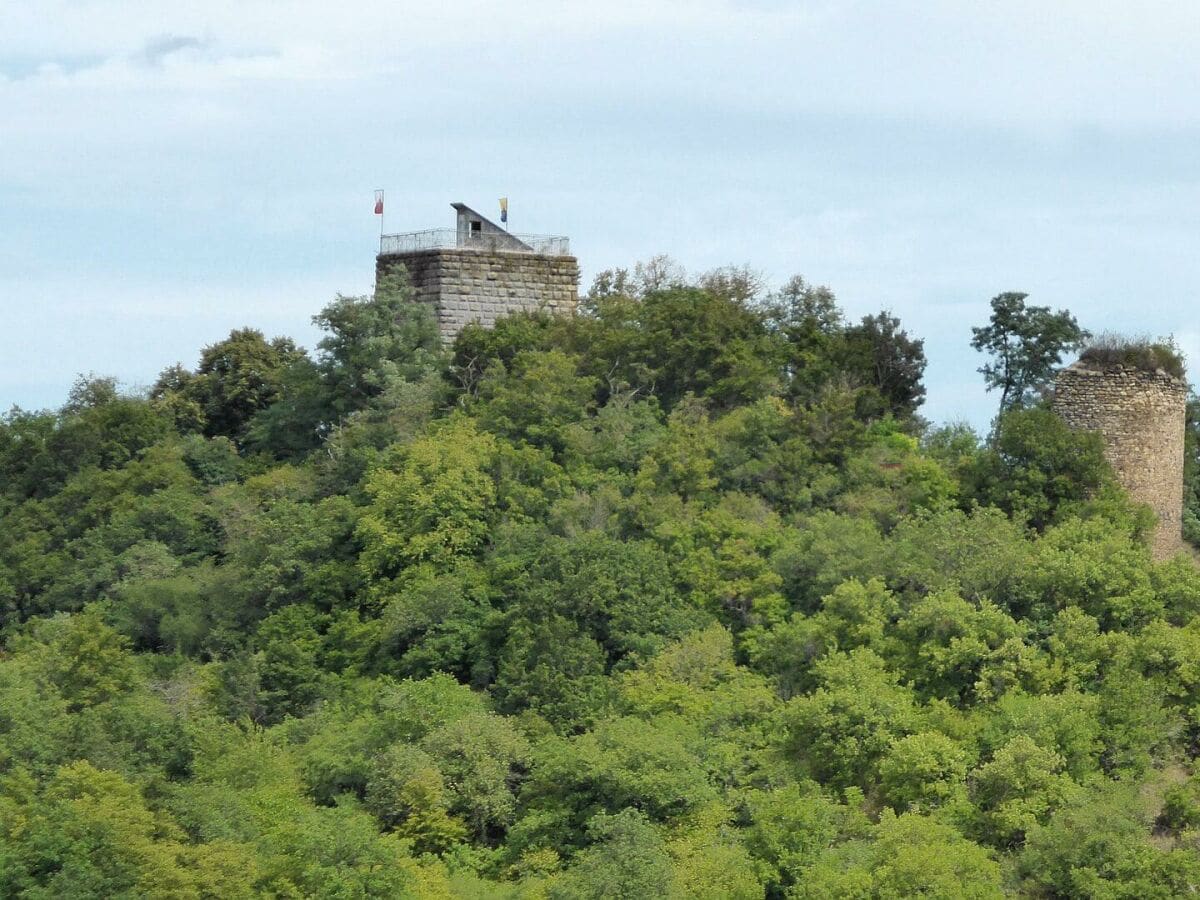 Begehbarer Burgfried mit Ruine