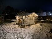 Gartenhaus im Schnee bei Nacht