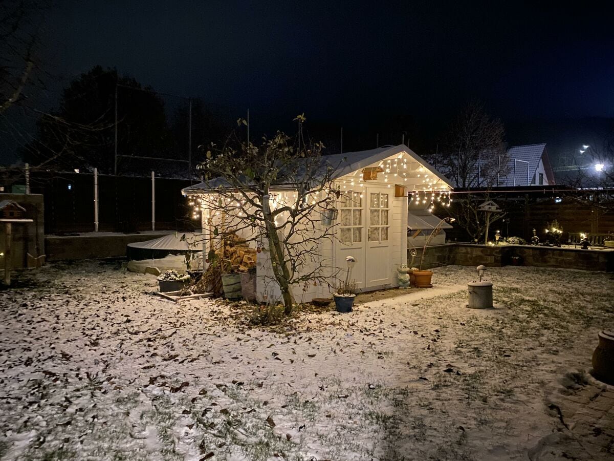 Gartenhaus im Schnee bei Nacht