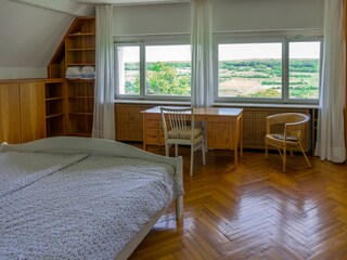 großes Schlafzimmer mit Panoramablick