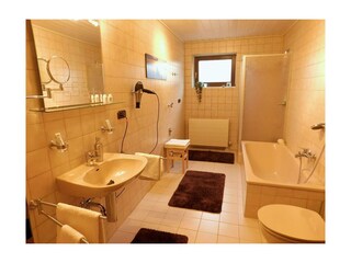 Bad mit Badewanne und Dusche