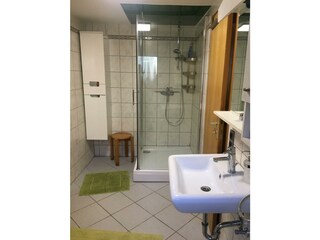 Badezimmer mit Dusche