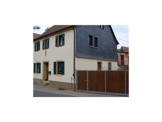 Hausansicht mit Fewo im Hintergrund