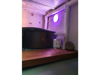 Whirlpool auf Holzpodest